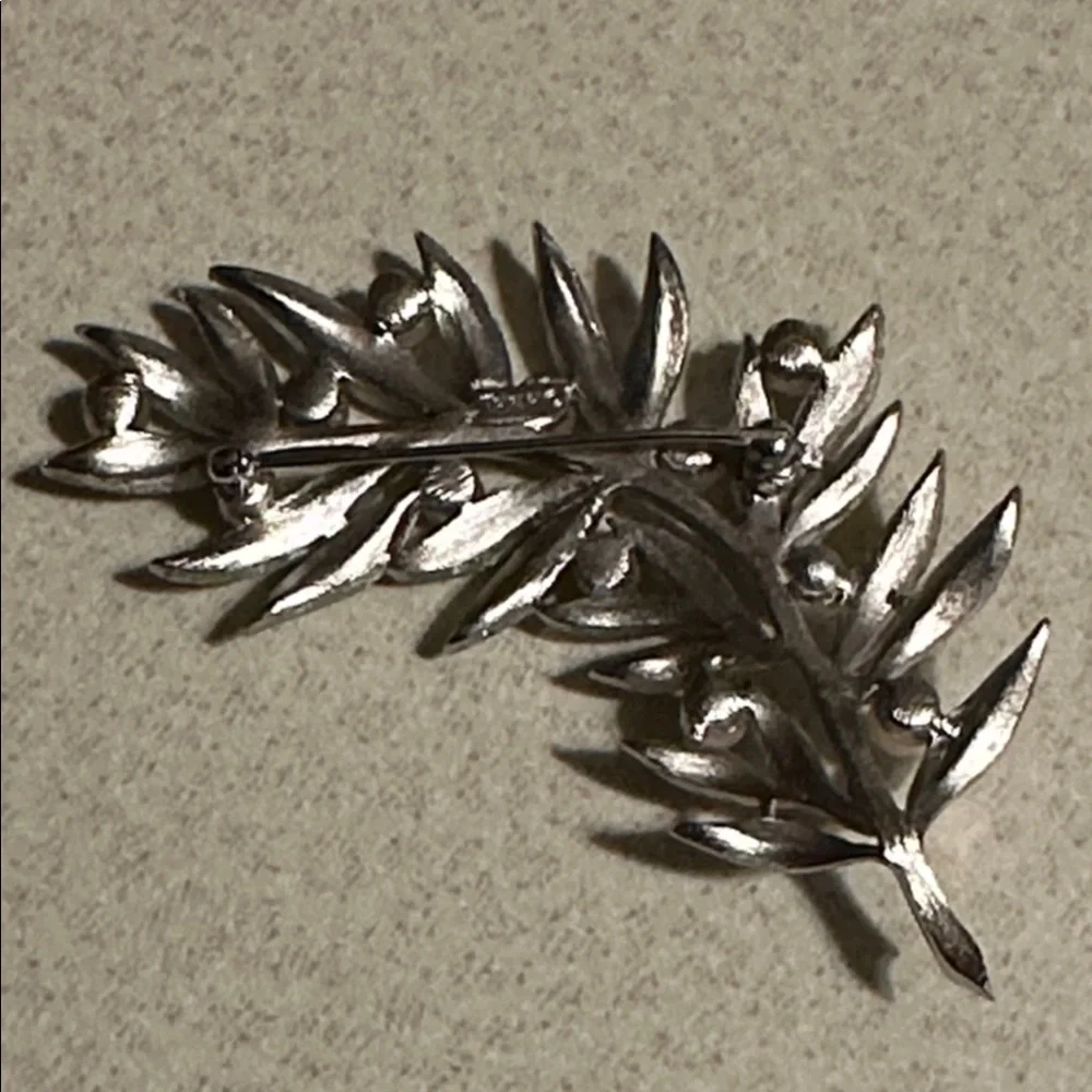 Vintage Crown Trifari Silver tone Leaf Brooch with faux Pearls (805)